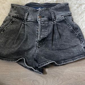 Hollister black ultra high rise mom short 3’ size 5